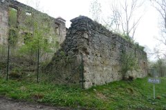 pohled zprava přes ohradní zeď bývalého hřbitova