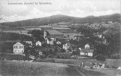 dobová pohlednice vsi s hrobkou (vlevo nahoře)