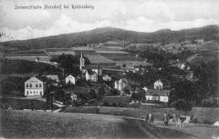 dobová pohlednice vsi s hrobkou (vlevo nahoře)