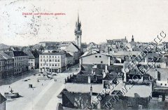 dobová pohlednice náměstí s kostelem přestavěným na tzv. "špalíček"
