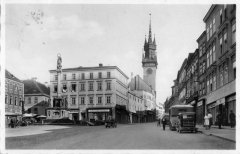 celkový pohled na náměstí s kostelem přestavěným na tzv. "špalíček"