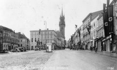 dobová pohlednice náměstí s kostelem přestavěným na tzv. "špalíček"