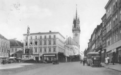 celkový pohled na náměstí s kostelem přestavěným na tzv. "špalíček"