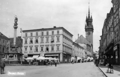dobová pohlednice náměstí s kostelem přestavěným na tzv. "špalíček"
