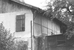 hrázděná zeď synagogy