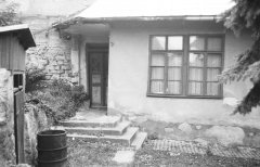 vchod do synagogy (jihozápadní strana), vpravo okna rabínského bytu, vlevo původní suché záchody