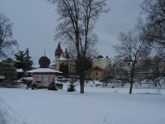 historické foto synagogy (uprostřed)