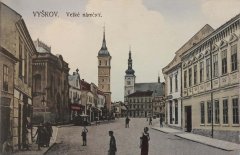 starší fotografie synagogy (vlevo)