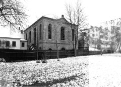 starší foto synagogy (vpravo)