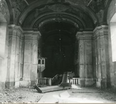 starší foto interiéru kostela (zadní část)