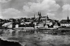 celkový pohled na město a kostel (vpravo)