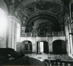 starší foto interiéru kostela (přední část)