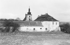 fara s kostelem