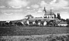 výřez snímku s kostelem a farou z předchozí pohlednice