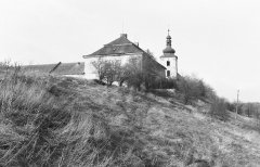 fara s kostelem