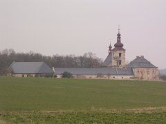 celkový pohled na faru s kostelem