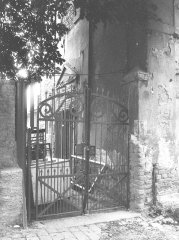 původní vrata z ulice k synagoze