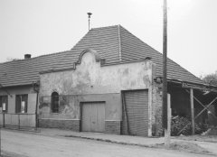 východní (uliční) průčelí bývalé synagogy, vlevo židovská škola