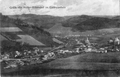 dobová pohlednice vsi s kostelem (vpravo)