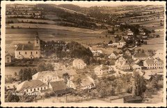 starší foto kostela (vlevo)
