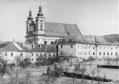 celkový pohled na klášterní komplex s kostelem