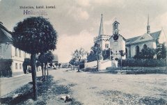 dobová pohlednice vsi s kostelem a kaplí