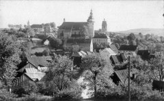 dobová pohlednice města a fary před kostelem