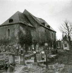 starší foto hřbitova s kostelem