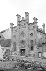 východní průčelí s druhotně proraženými vraty