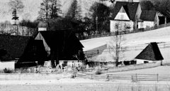 historické foto kostela zcela vpravo márnice v rohu hřbitova - detail