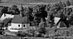 historické foto kostela se hřbitovem a márnicí v rohu hřbitova - detail