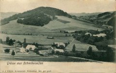 pohled na hřbitov s kostelem