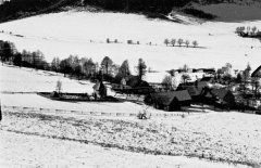 historické foto kostela se hřbitovem a márnicí v rohu hřbitova - detail