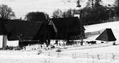historické foto kostela zcela vpravo márnice v rohu hřbitova - detail