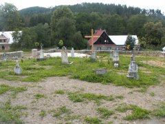 celkový pohled na hřbitov se zakonzervovanými základy kostela sv. Antonína Paduánského