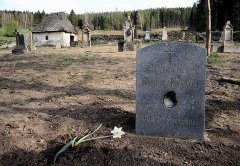 celkový pohled na vyčištěný hřbitov s márnicí v pozadí