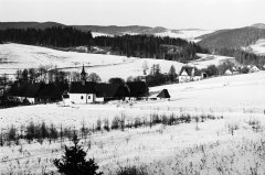 historické foto kostela zcela vpravo márnice v rohu hřbitova