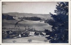 ves s kostelem a částečně i hřbitovem vpravo