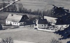 ves s kostelem a částečně i hřbitovem