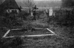 historické foto hřbitova s márnicí v rohu