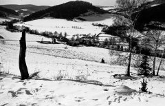 historické foto kostela se hřbitovem a márnicí v rohu hřbitova
