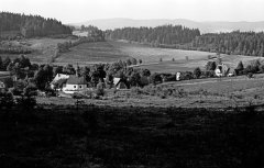 historické foto kostela se hřbitovem a márnicí v rohu hřbitova
