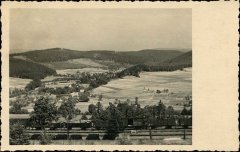 historické foto hřbitova s kaplí (v pozadí)