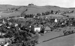 pohled na část města se synagogou (vlevo)