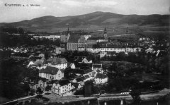 dobová pohlednice města se synagogou (vlevo dole)