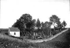 starší fotografie hřbitova s márnicí (vlevo)