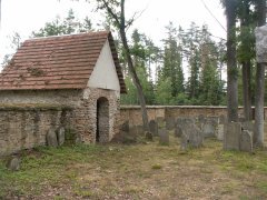 pohled na hřbitov a márnici