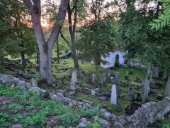 foto hřbitova s částí opravených náhrobků