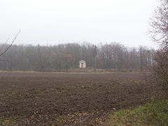 celkový pohled na umístění hrobky v krajině