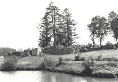 areál hřbitova - zbytky ohradní zdi s márnicí